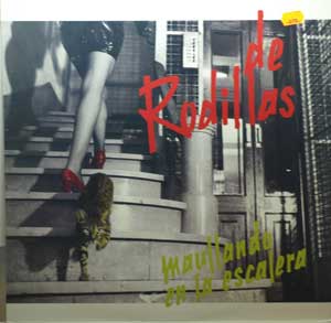 MAULLANDO EN LA ESCALERA